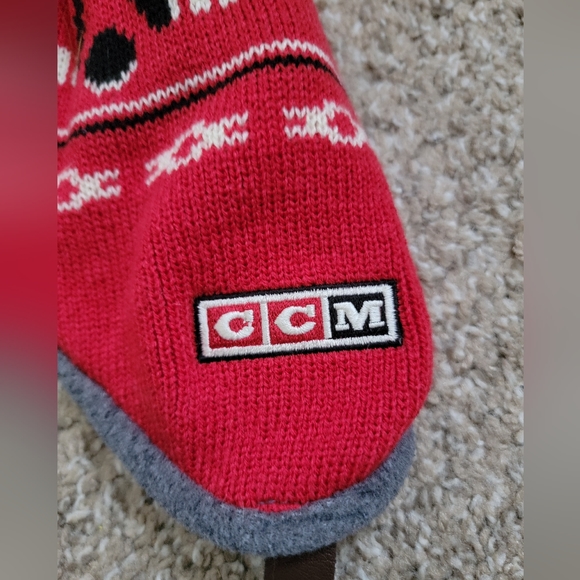 Detroit Red Wings NHL Beanie Hat CCM Authentic Red - Picture 6 of 8